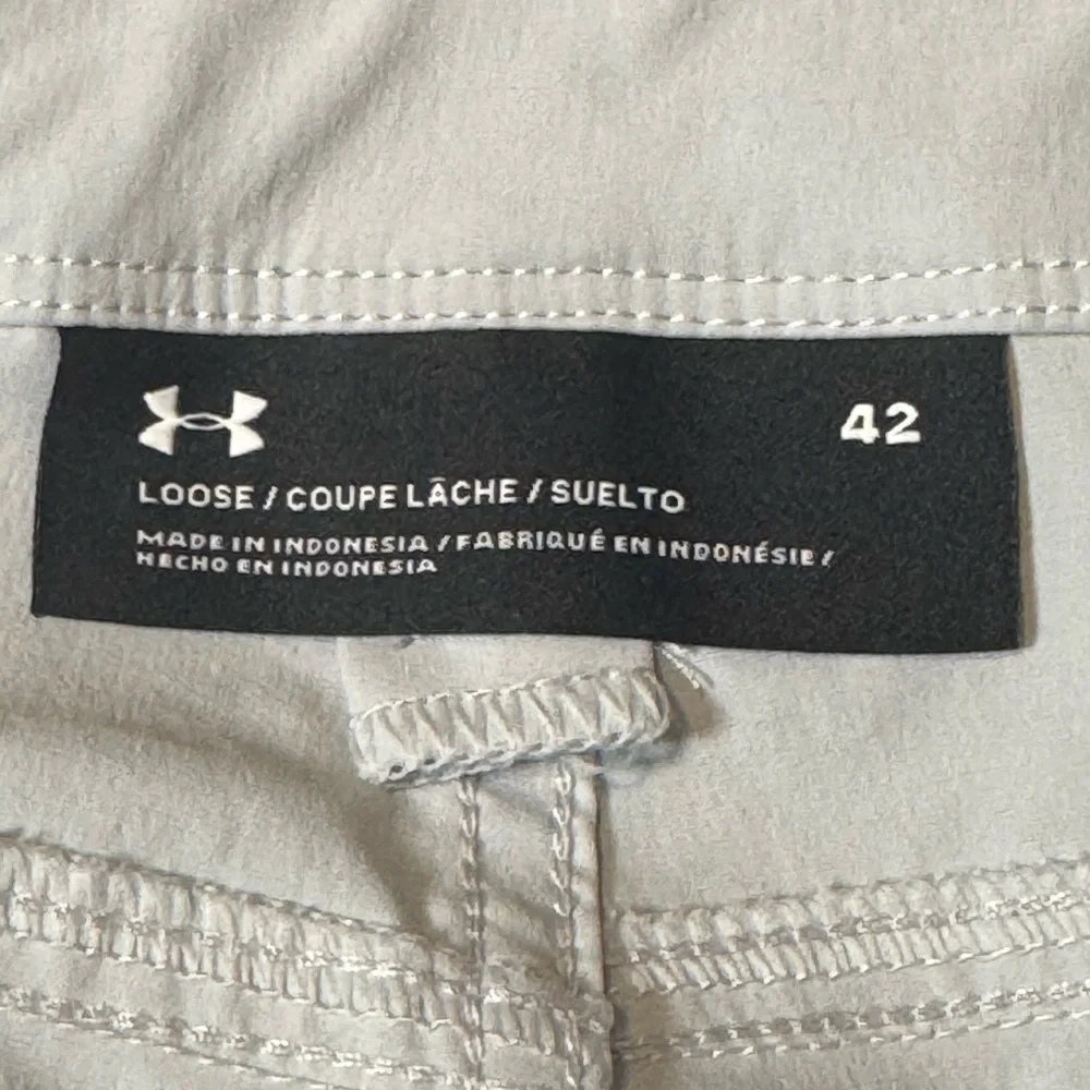 Under Armour Loose Light Gray Men's Classic Shorts Size 42